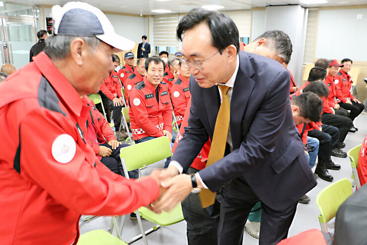 나주시 산불진화대 격려 나주시장이 산불진화대원 남성 분의 두손을 맞잡으며 인사를 나누는 모습