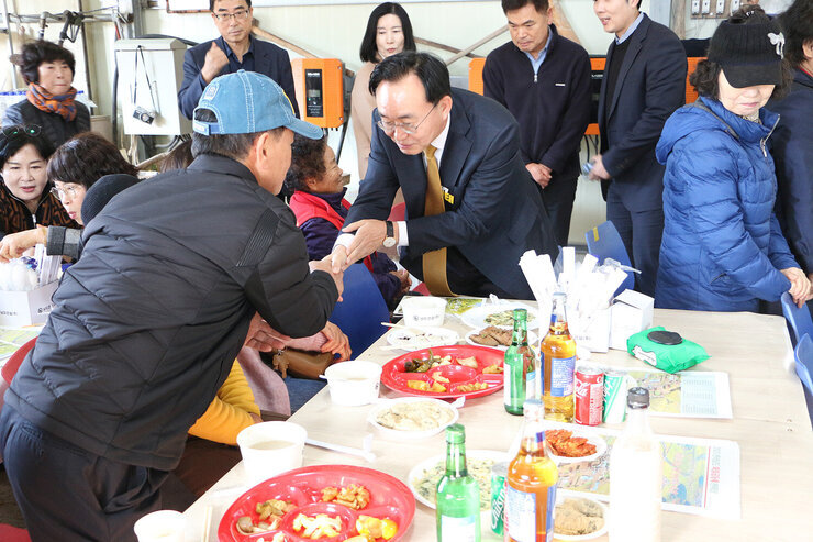 문평면 용문사랑공동체 발표회 나주시장이 발표회에 참석한 남성분과 악수를 나누는 모습