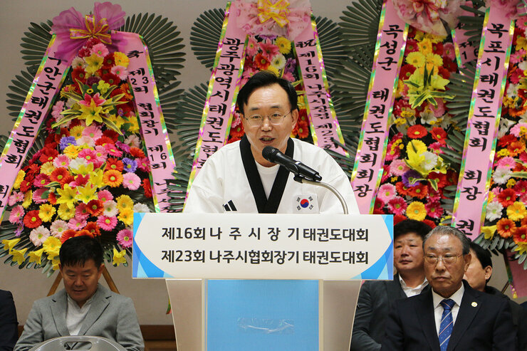 나주시장기 태권도대회 나주시장이 단상에서 환영사를 하고 있는 모습