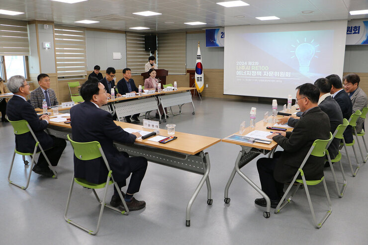 제2회 나주시 RE100 에너지정책 자문위원회 회의를 위해 자리에 앉아 있는 모습