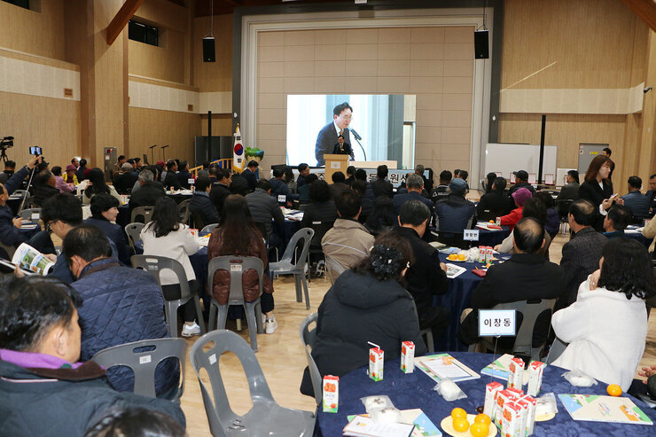청정전남 으뜸마을 만들기 성과 공유회 나주시장의 축사모습과 참석자들이 앉아 있는 모습