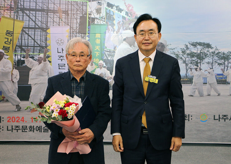 나준문화원의 날 기념식 나주시장이 시상을 받은 남성분과 기념촬영을 하고 있는 모습