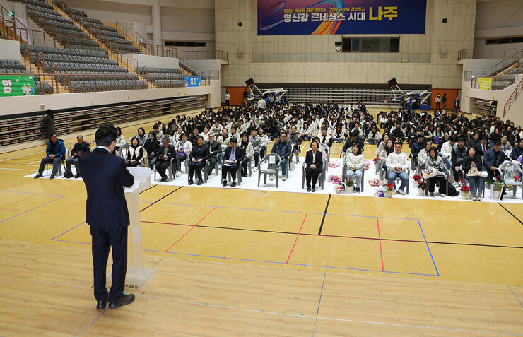 전남지역 장애인복지관 종사자 어울마당  나주시장이 환영사를 하고 있는 뒷편에서 촬영한 모습 참석자들의 앉아 있는 앞모습이 보인다