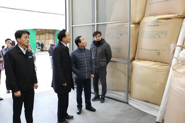 다시면 수매현장 방문 나주시장이 다시면 농협조합장과 창고를 둘러보고 있는 모습