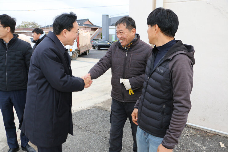 다시면 수매현장 방문 나주시장이 남성 농민의 두손을 잡으며 인사를 나누는 모습