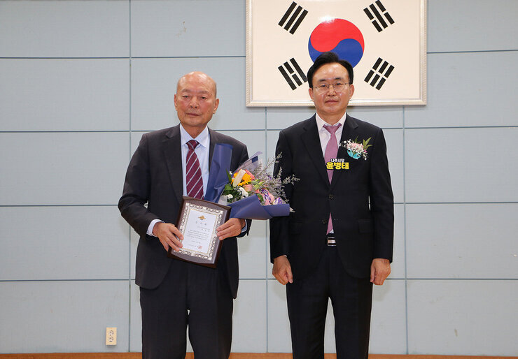 대한노인회 나주시지회 회장 이취임식 나주시장이 이임 하는 노인회장에게 공로패를 전달하고 함께 기념촬영을 하고 있는 모습