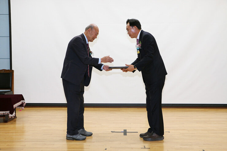 대한노인회 나주시지회 회장 이취임식 이임 하는 노인회장이 나주시장에게 감사패를 전달하고 있는 모습