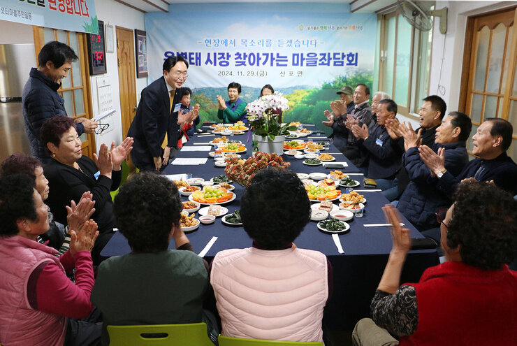 찾아가는 마을 좌담회 나주시장이 샛터 마을회관을 방문하여 자리에 앉아 있는 마을 주민들에게 인사를 하고 잇는 모습