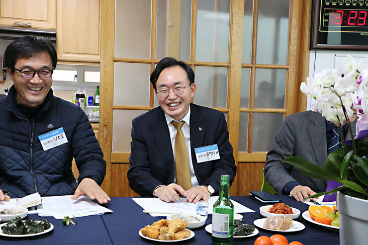 찾아가는 마을 좌담회 마을 주민의 이야기를 듣고 자리에 앉아 활짝 웃고 있는 나주시장의 모습