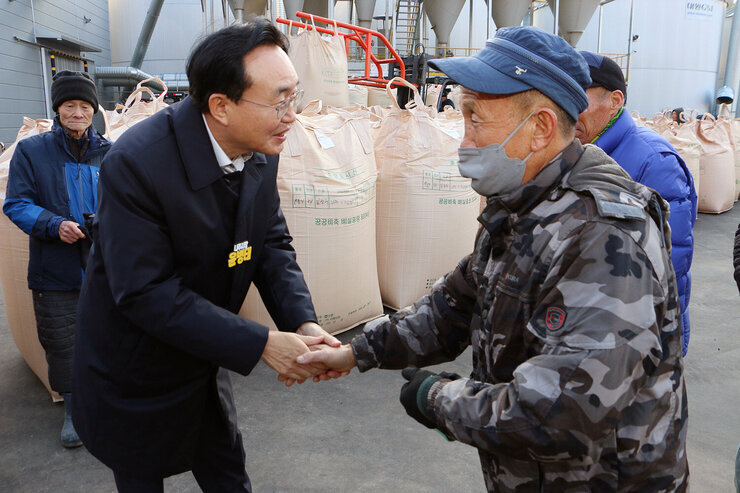 다도면 DSC 수매현장 방문 나주시장이 남성 농민의 손을 잡으며 인사를 나누는 모습