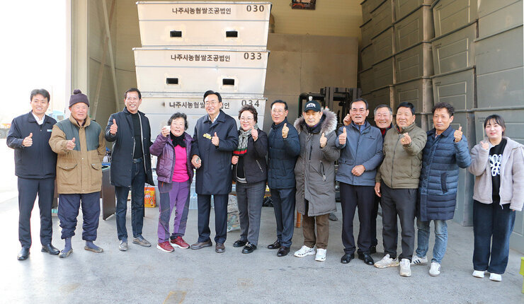 다도면 DSC 수매현장 방문 나주시장과 농민들이 함께 화이팅을 외치며 기념촬영을 하고 잇는 모습