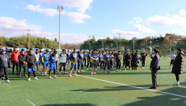 나주시장기 광주전남 생활체육 족구대회  보조 경기장을 찾은 나주시장이 각 지역 족구 동호인들이 서 있는 가운데 인사말을 하고 있는 모습