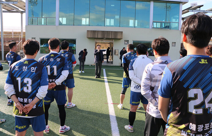 나주시장기 광주전남 생활체육 족구대회 족구 동호인의 서 있는 뒷모습 사이로 나주시장의 인사말 모습