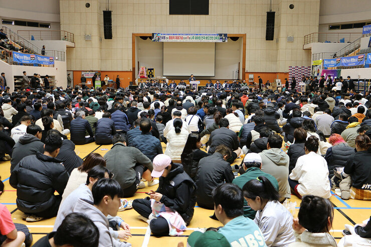제17회 나주 페어컵 배드민턴 대축제 개회식 나주시장의 축사모습과 참석 동호인들이 앉아 있는 뒷모습