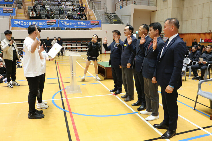 제17회 나주 페어컵 배드민턴 대축제 개회식 나주시장과 관계자들이 선수선서를 받고 있는 모습