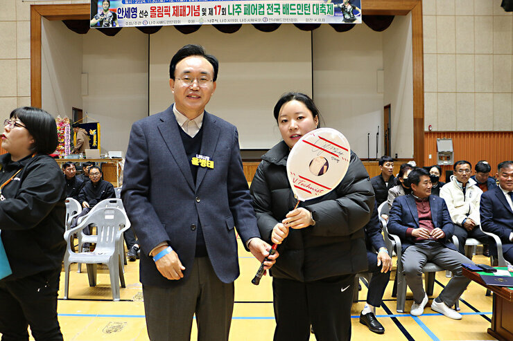 제17회 나주 페어컵 배드민턴 대축제 개회식 나주시장이 여성 동호인과 기념촬영을 하고 있는 모습 여성동호인이 라켓을 들고 있다