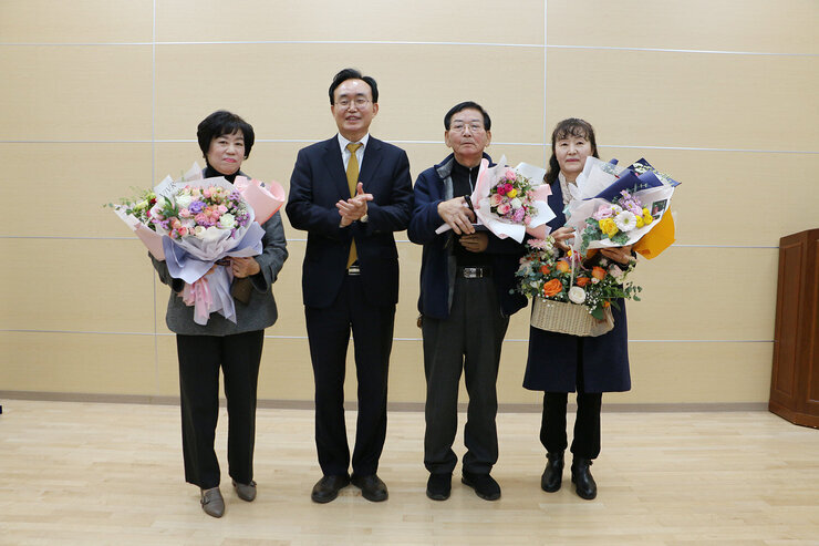 장애인활동지원사업 간담회 나주시장이 표창을 받은 3명과 기념촬영을 하고 있는 모습