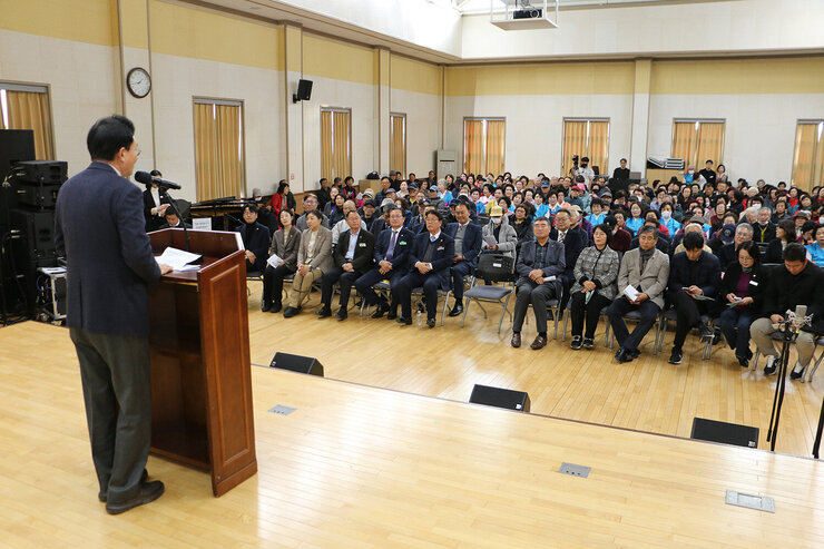 나주중부노인복지관 실버어울림문화축제 나주시장이 축사하는 뒷편에서 촬영한 모습 참석자들의 앉아 있는 앞모습도 보인다