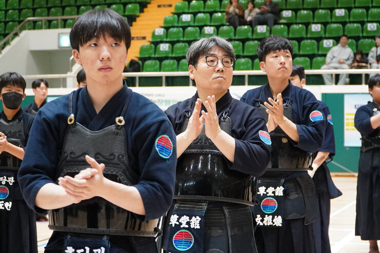   검도복을 입고 박수를 치고 있는 남성들 클로즈업 사진