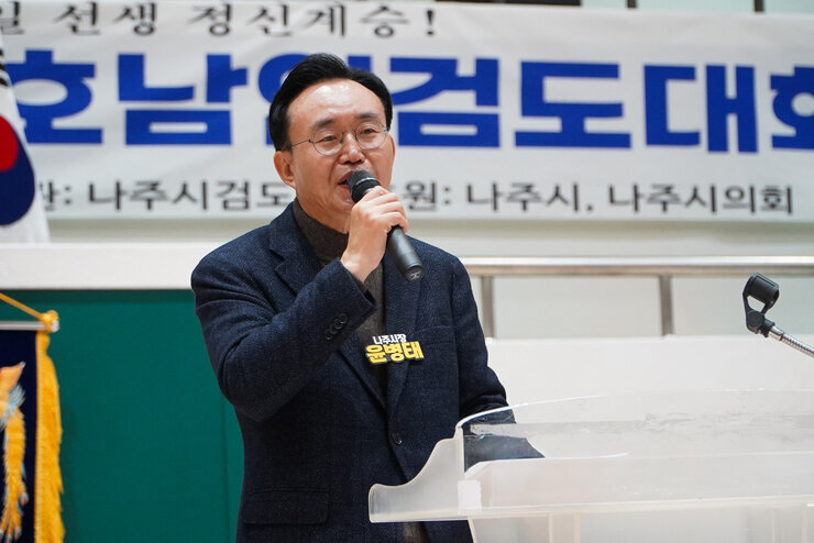  연단에서 연설중인 윤병태 나주시장의 클로즈업 사진