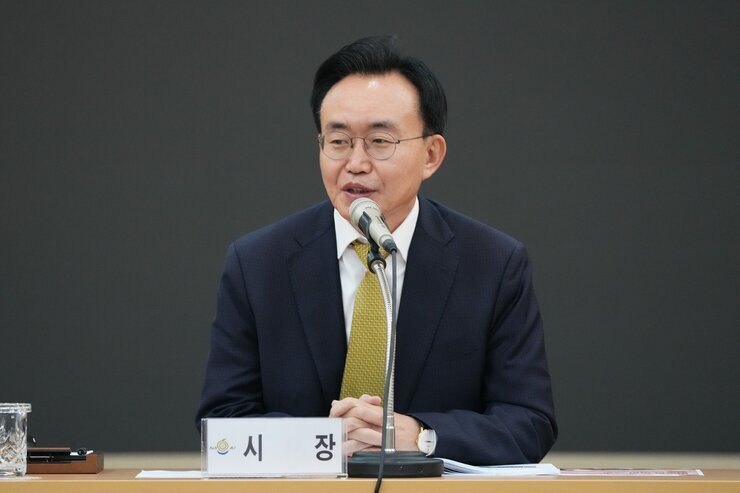 발언중인 윤병태 나주시장의 클로즈업 사진