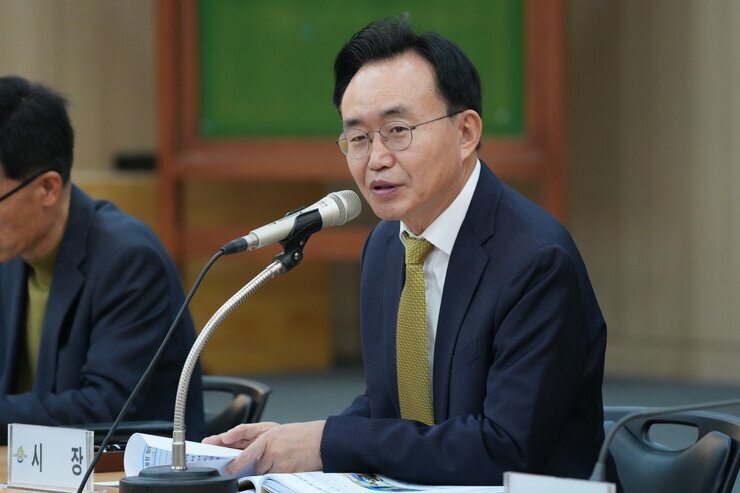 발언중인 윤병태 나주시장의 클로즈업 사진