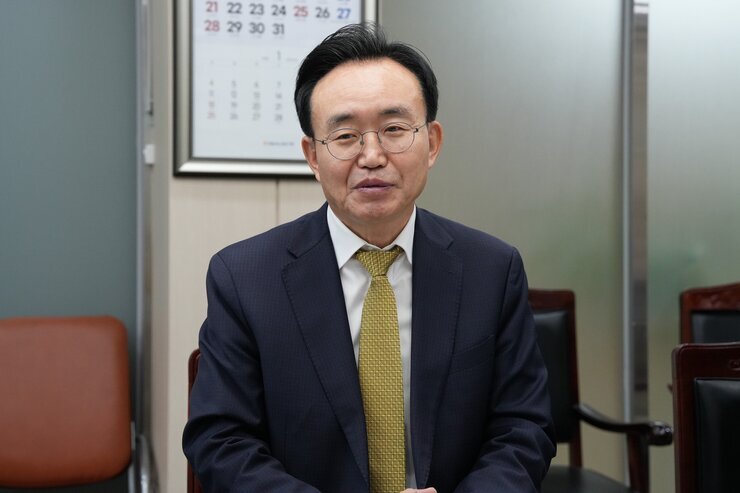 정장을 입은 윤병태 나주시장의 클로즈업 사진