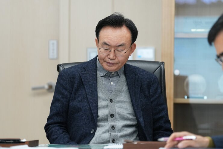 윤병태 나주시장이 아래를 내려다보고 있는 모습이 담긴 클로즈업 사진