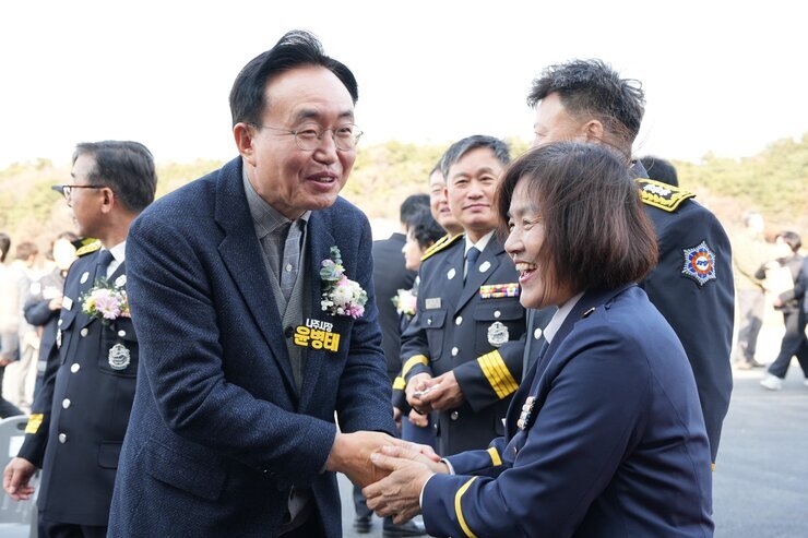 세지 119 지역대 개청식에서 윤병태 나주시장과 여성 소방관이 악수하는 모습