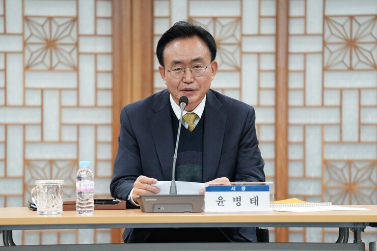  회의 테이블에 앉아 발언하고 있는 윤병태 나주시장의 모습