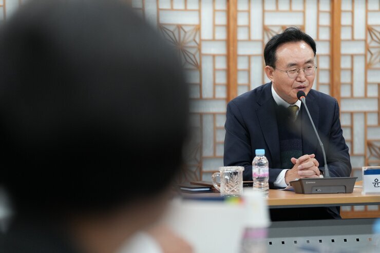  회의 테이블에 앉아 발언하고 있는 윤병태 나주시장의 모습