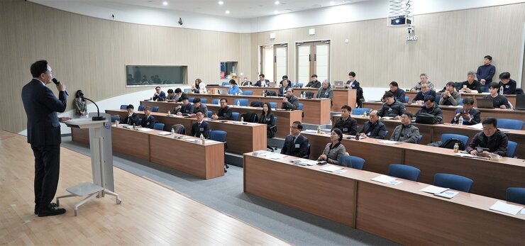  강당에서 윤병태 나주시장이 청중들을 향해 연설하는 모습. 청중들은 계단식 좌석에 앉아 있음