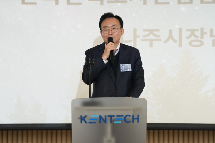  KENTECH 연단에서 윤병태 나주시장이 마이크를 잡고 축사하는 모습