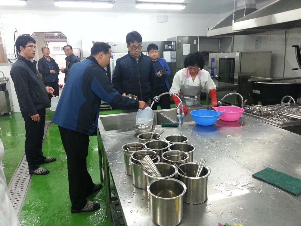 수돗물 채수작업 모습.jpg