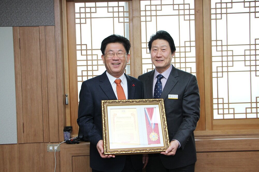 강인규시장, 2015 글로벌 자랑스런한국인 대상_지방자치발전공헌부문.jpg