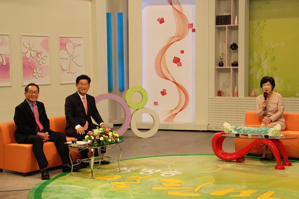 kbs열린마당 나주시장과 한전부사장 mc와 이야기 하는 모습