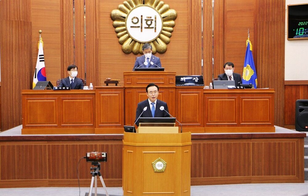 21일 내년도 예산안 제출 관련 시의회 시정연설을 하고 있는 나주시장과 본회의장의 모습