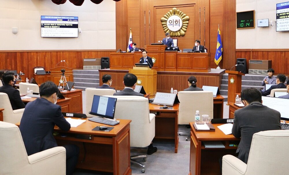 시의회에서 시정연설을 하고있는 나주시장과 경청하고 있는 의원들을 멀리서 바라본 모습