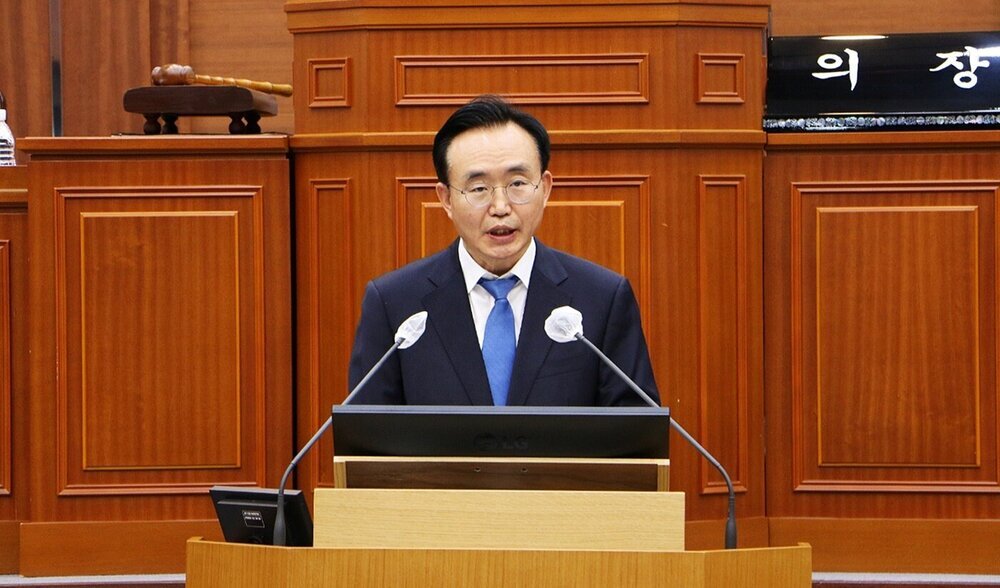 연설중인 나주시장의 정면모습