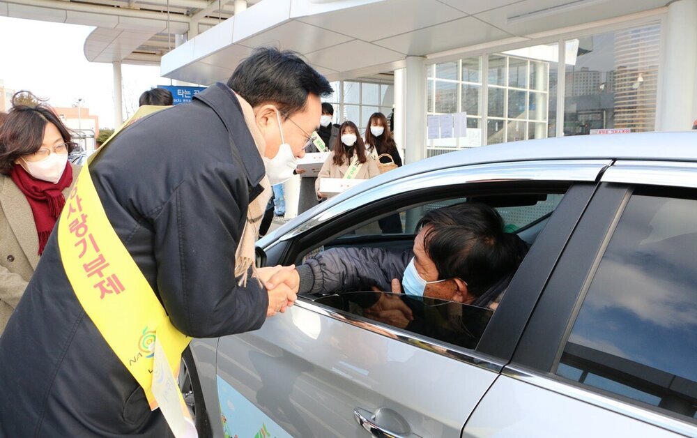KTX나주역 택시 승강장에서 기사들과 악수를 나누는 윤병태 나주시장