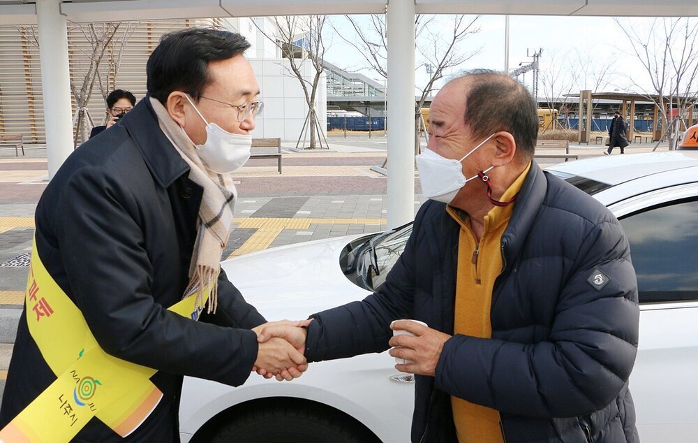 KTX나주역 택시 승강장에서 기사들과 악수를 나누는 윤병태 나주시장