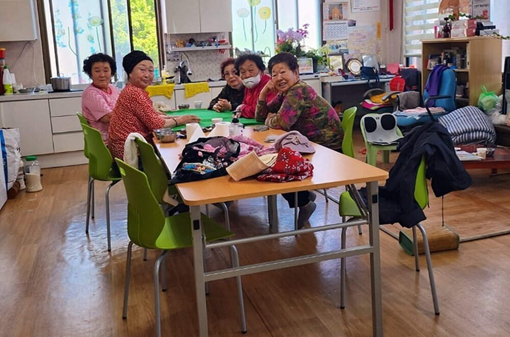 남평 한 경로당에 보급된 입식테이블과 의자