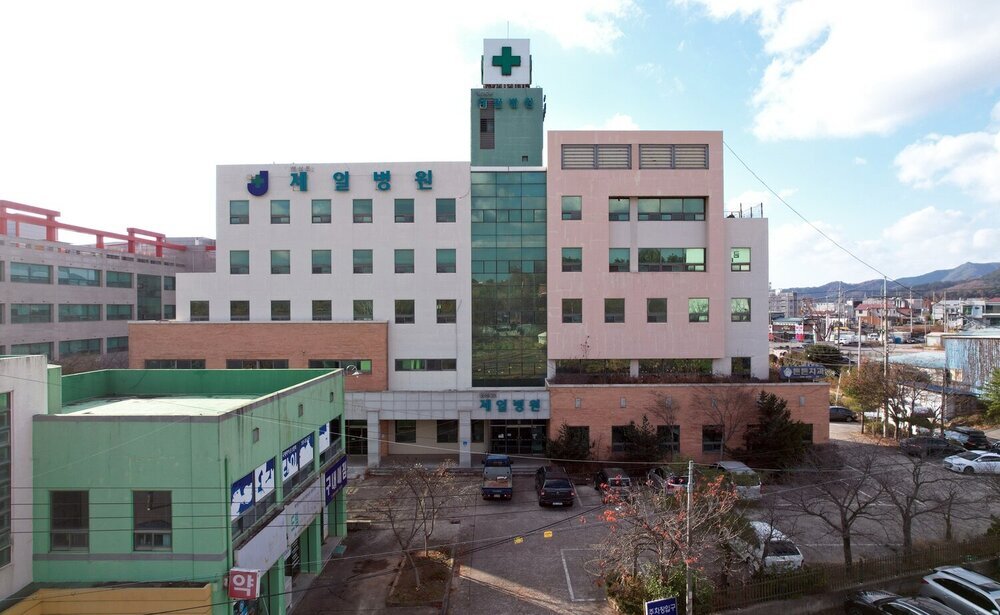 나주시 이창동 소재 옛 영산포제일병원을 정면에서 찍은 사진이다 왼편으로 약국 건물이 있고 입구에는 차들이 주차되어 있다.