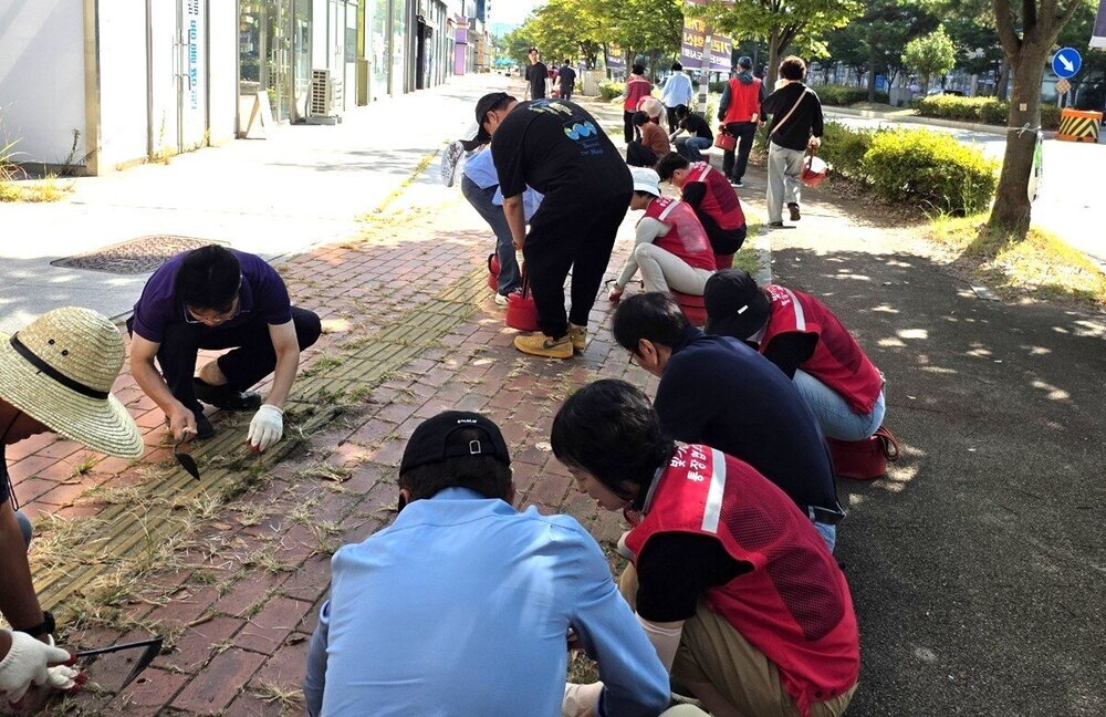 나주시 빛가람통장협, IBK기업은행 주변 환경정화 ‘구슬땀’