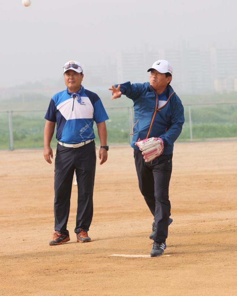 여자야구대회-강인규시장 시구.jpeg