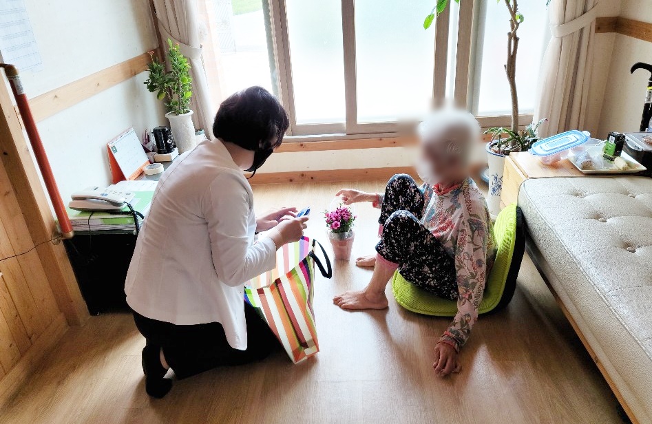 나주시 치매안심센터, 가정의 달 카네이션 화분 전달