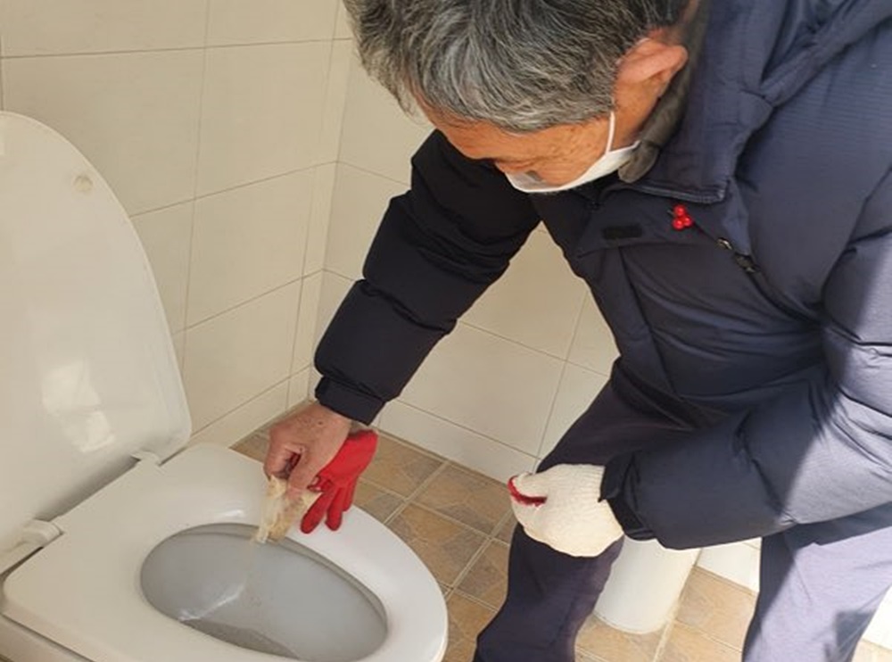 나주시, 경로당 화장실 모기 유충구제 약품 살포
