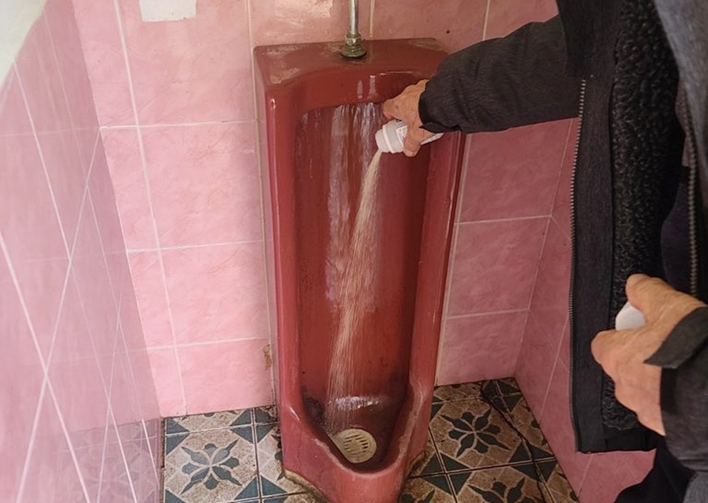 나주시, 경로당 화장실 모기 유충구제 약품 살포