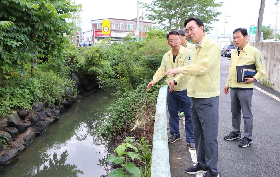 집중호우에 대비해 남평읍 도심 실개천 현장을 점검하는 윤병태 나주시장