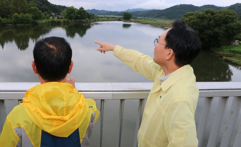 집중호우에 대비해 남평읍 도심 실개천 현장을 점검하는 윤병태 나주시장